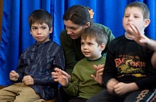 Київські школярі подарували дітям-аутистам сувеніри