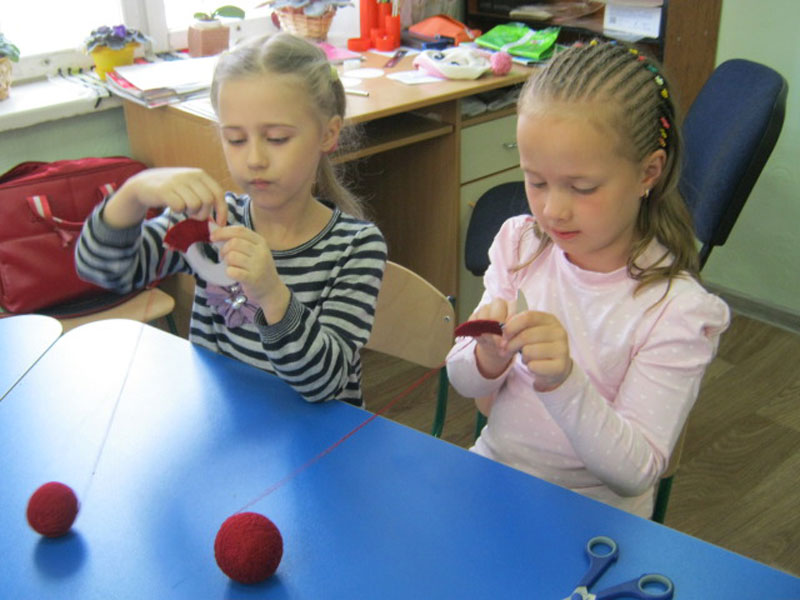 Шерстяные краски. Чудесный коврик из помпонов.